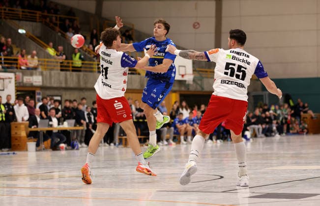 20.01.2026, Deutschland, Asperg, Handball TVB Stuttgart vs. HBW Balingen-Weilstetten, v.l. Bennet Strobel (HBW), Max Häfner (TVB), Csaba Leimeter (HBW)
