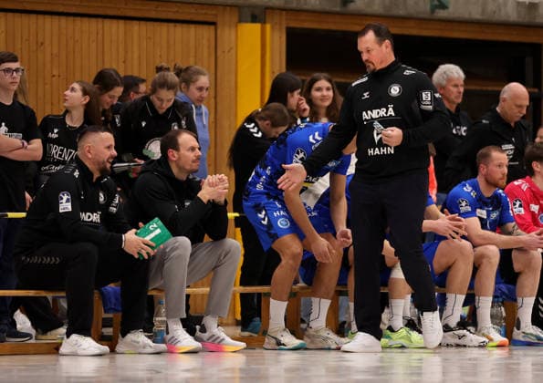20.01.2026, Deutschland, Asperg, Handball TVB Stuttgart vs. HBW Balingen-Weilstetten, v.l. Kai Häfner (TVB), TVB Trainer Misha Kauffmann