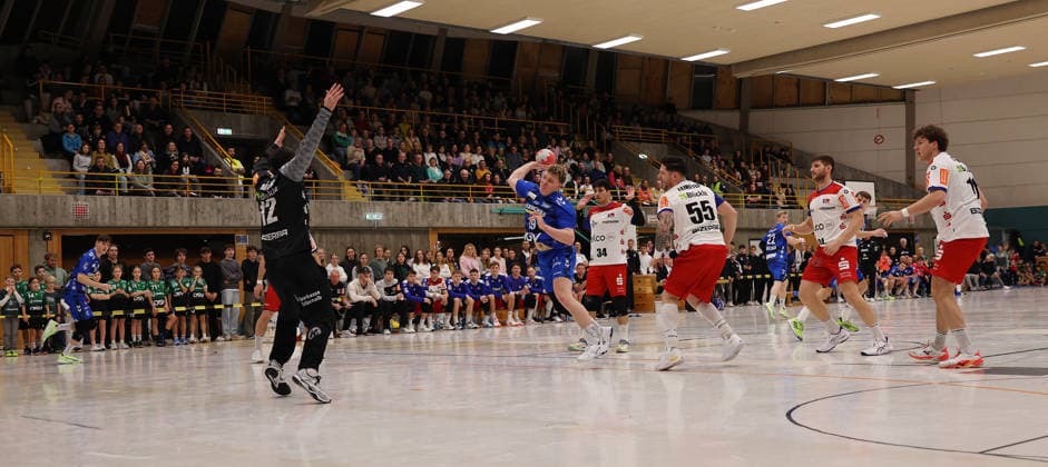 20.01.2026, Deutschland, Asperg, Handball TVB Stuttgart vs. HBW Balingen-Weilstetten, v.l. Daniel Rebmann (HBW), Max Heydecke (TVB), Übersicht, Hallenübersicht