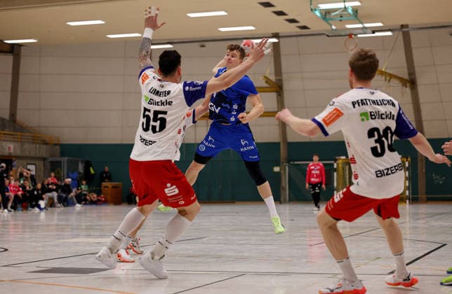 20.01.2026, Deutschland, Asperg, Handball TVB Stuttgart vs. HBW Balingen-Weilstetten, v.l. Csaba Leimeter (HBW), Linus Schmid (TVB), Sascha Pfattheicher (HBW)