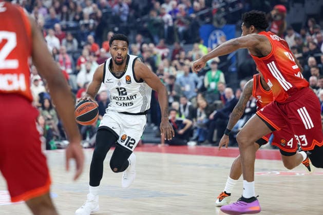 Sterling Brown (Partizan Mozzart Bet Belgrad, 12) mit David McCormack (FC Bayern Basketball, 33), GER, FC Bayern Basketball vs. Partizan Mozzart Bet Belgrad, Basketball, Euroleague, 23. Spieltag, Saison 2025 2026, 20.01.2026, GER, FC Bayern Basketball vs. Partizan Mozzart Bet Belgrad, Basketball, Euroleague, 23. Spieltag, Saison 2025 2026, 20.01.2026 Muenchen Copyright: xEibner-Pressefoto JennixMaulx EP_JML