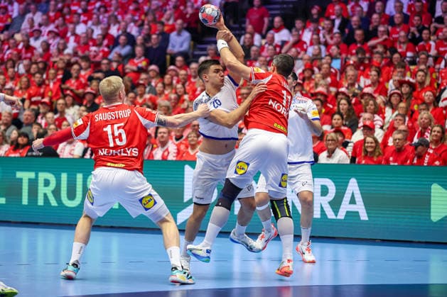 20.01.2026, Handball, Men s EHF EURO 2026, Dänemark - Portugal, Jyske Bank Boxen in Herning, Dänemark, Preliminary Round: Francisco Mota Costa (Portugal 26) im Zweikampf gegen Magnus Saugstrup Jensen (Denmark 15) Rasmus Lauge Schmidt (Denmark 11) Dänemark