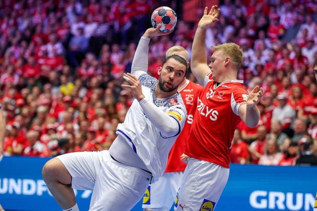 20.01.2026, Handball, Men s EHF EURO 2026, Dänemark - Portugal, Jyske Bank Boxen in Herning, Dänemark, Preliminary Round: Luis Diogo Sousa Frade (Portugal 82) im Zweikampf gegen Emil Siersbaek Bergholt (Denmark 33) Dänemark