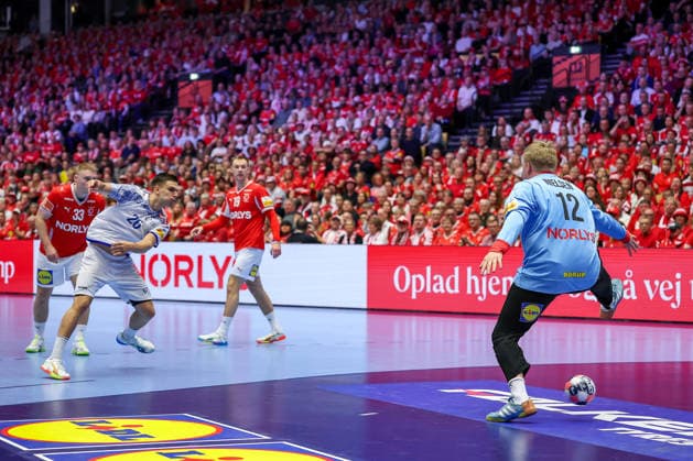 20.01.2026, Handball, Men s EHF EURO 2026, Dänemark - Portugal, Jyske Bank Boxen in Herning, Dänemark, Preliminary Round: Francisco Mota Costa (Portugal 26) verwandelt gegen Emil Nielsen (Denmark 12) Dänemark