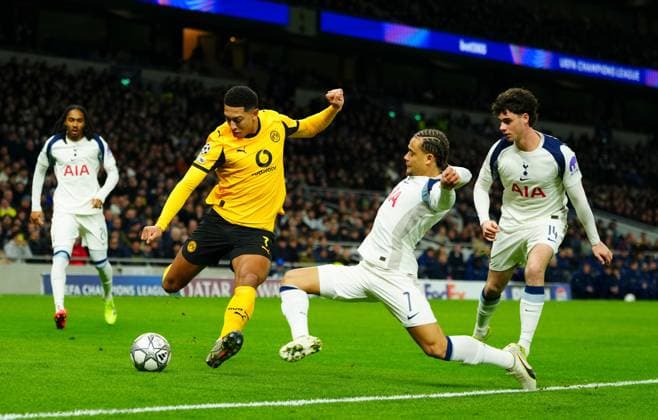 Jobe Bellingham of Borussia Dortmund battles with Xavi Simons of Tottenham Hotspur Tottenham Hotspur v Borussia Dortmund, UEFA Champions League, Group Stage, Football, Tottenham Hotspur Stadium, London, UK - 20 Jan 2026London Tottenham Hotspur Stadium United Kingdom EDITORIAL USE ONLY No use with unauthorised audio, video, data, fixture lists, club league logos or live services. Online in-match use limited to 120 images, no video emulation. No use in betting, games or single club league player publications. Copyright: xJavierxGarcia Shutterstockx 16348311r