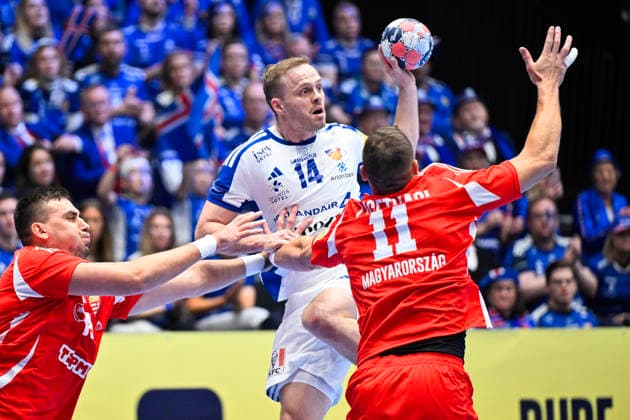 KRISTIANSTAD, SVERIGE 20260120 Iceland s Omar Ingi Magnusson against Hungary s Richard Bodo and Patrik Ligetvari during the 2026 EHF European Men s Handball Championship (the EHF Euro 2026) match between Hungary and Iceland at Kristianstad Arena, in Kristianstad, Sweden, on January 20, 2026. KRISTIANSTAD SVERIGE x50090x
