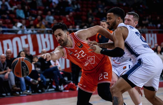 Hapoel Tel Aviv v Anadolu Efes - EuroLeague SOFIA, BULGARIA - JANUARY 20: Vasilije Micic (L) of Hapoel Tel Aviv in action against Nick Weiler-Babb (R) of Anadolu Efes during the Euro League regular season 25-26 round 23 basketball match at the 8888 Arena in Sofia, Bulgaria on January 20, 2026. Borislav Troshev Anadolu Belgrade Serbia. Editorial use only. Please get in touch for any other usage.  Copyright: x2026xAnadoluxBorislavxTroshevx