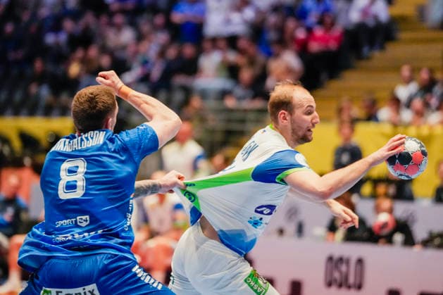 Men s European Handball Championship, Slovenia - Faroe Islands Baerum 20260120. Slovenia s Domen Tajnik in a duel against Faroe Islands Paetur Mikkjalsson during the European Championship, EM, Europameisterschaft men s handball match between Slovenia and Faroe Islands in Unity Arena in Fornebu. Photo: Erik Flaaris Johansen NTB Baerum Norway EDITORIAL USE ONLY. RESTRICTED USE FOR BETTING COMPANIES Ref:_SPOtS2kxi4VHQ4.jpg *** Men s European Handball Championship, Slovenia Faroe Islands Baerum 20260120 Slovenia s Domen Tajnik in a duel against Faroe Islands Paetur Mikkjalsson during the European Championship men s handball match between Slovenia and Faroe Islands in Unity Arena in Fornebu Photo Erik Flaaris Johansen NTB Baerum Norway EDITORIAL USE ONLY RESTRICTED USE FOR BETTING COMPANIES  Copyright: xErikxFlaarisxJohansenx xNTBx