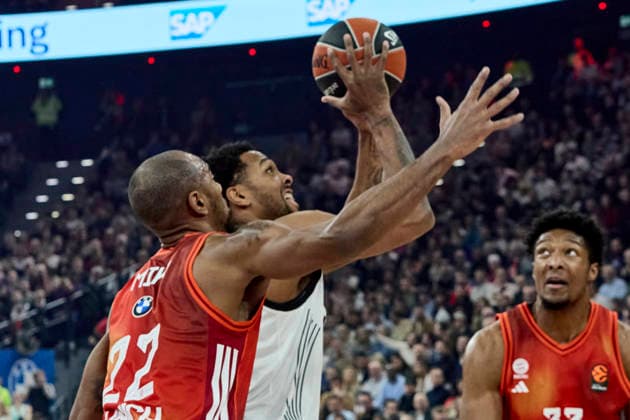 Turkish Airlines EuroLeague Basketball, FC Bayern Munich Basketball vs Partizan Mozzart Bet Belgrade, München FC Bayern Basketball, Munich FC Bayern Basketball, Belgrade Partizan Mozzart Bet, 2026-01-20 in München (SAP Garden) BROWN Sterling (Partizan Mozzart Bet Belgrade Forward (Nr.12) (PAR12)), MIKE Isiaha (FC Bayern Munich Basketball Forward (Nr.22) BAY22 ), MCCORMACK David (FC Bayern Munich Basketball Center (Nr.33) BAY33 ) sportworld München SAP Garden Bayern Deutschland