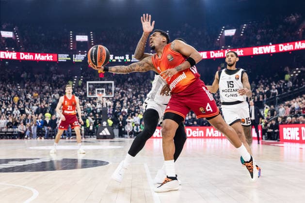 MUNICH, GERMANY - JANUARY 20: Xavier Rathan-Mayes (FC Bayern Muenchen, 4) tries to score against Sterling Brown (Partizan Mozzart Bet Belgrade, 12) during the Turkish Airlines EuroLeague match between FC Bayern Muenchen vs. Partizan Mozzart Bet Belgrade at SAP Garden on round 23 of Turkish Airlines EuroLeague on January 20, 2026 in Munich, Germany. Bavaria Germany Copyright: xSteffiexWunderlx