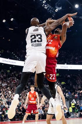 MUNICH, GERMANY - JANUARY 20: Isiaha Mike (FC Bayern Muenchen, 22) tries to score against Tonye Jekiri (Partizan Mozzart Bet Belgrade, 23) during the Turkish Airlines EuroLeague match between FC Bayern Muenchen vs. Partizan Mozzart Bet Belgrade at SAP Garden on round 23 of Turkish Airlines EuroLeague on January 20, 2026 in Munich, Germany. Bavaria Germany Copyright: xSteffiexWunderlx