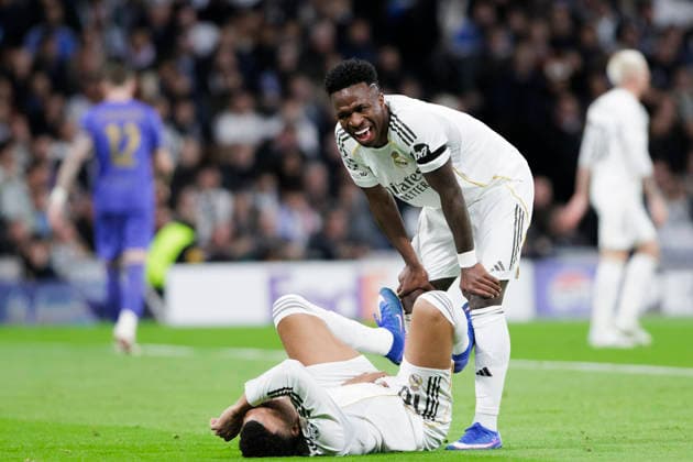 UEFA champions league - Real Madrid vs AS Monaco MADRID, SPAIN - January 20:Vinicius Jr of Real Madrid laughs after Kylian Mbappe of Real Madrid gets injured during the UEFA champions league 2025 26 match between Real Madrid and AS Monaco at Santiago Bernabeu Stadium. (Photo by Guille Martinez f22photo) Madrid Santiago Bernabeu Stadium Spain Copyright: xGuillermoxMartinezx
