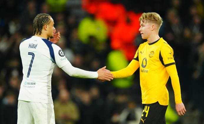 Daniel Svensson of Borussia Dortmund is sent off after a VAR review and shakes hands with Xavi Simons of Tottenham Hotspur Tottenham Hotspur v Borussia Dortmund, UEFA Champions League, Group Stage, Football, Tottenham Hotspur Stadium, London, UK - 20 Jan 2026London Tottenham Hotspur Stadium United Kingdom EDITORIAL USE ONLY No use with unauthorised audio, video, data, fixture lists, club league logos or live services. Online in-match use limited to 120 images, no video emulation. No use in betting, games or single club league player publications. Copyright: xJavierxGarcia Shutterstockx 16348311af