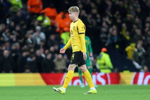Daniel Svensson of Borussia Dortmund reacts after receiving a red card Tottenham Hotspur v Borussia Dortmund, Football, UEFA Champions League 2025 26 League Phase MD7, Tottenham Hotspur Stadium, London, UK, 20 01 26 Editorial use only  Copyright: xAnthonyxHanc Shutterstockx 16377490g