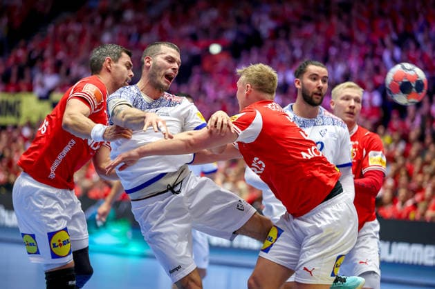 20.01.2026, Handball, Men s EHF EURO 2026, Dänemark - Portugal, Jyske Bank Boxen in Herning, Dänemark, Preliminary Round: Rui Sousa Martins Silva (Portugal 14) im Zweikampf gegen Rasmus Lauge Schmidt (Denmark 11) Emil Siersbaek Bergholt (Denmark 33) Dänemark