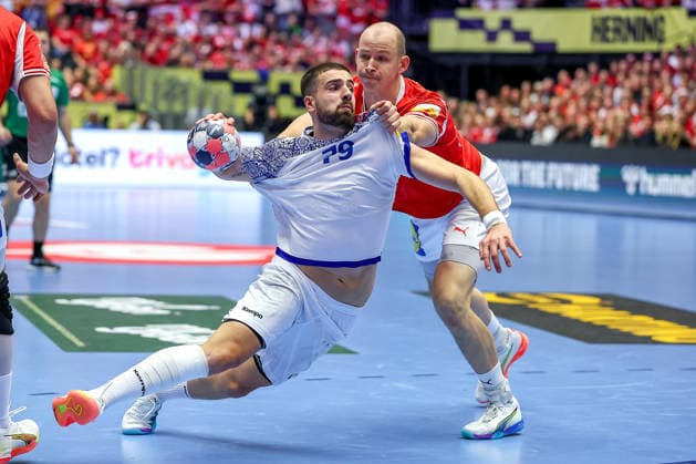 20.01.2026, Handball, Men s EHF EURO 2026, Dänemark - Portugal, Jyske Bank Boxen in Herning, Dänemark, Preliminary Round: Martim Mota Costa (Portugal 79) im Zweikampf gegen Simon Hald Jensen (Denmark 34) Dänemark