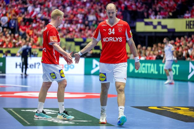 20.01.2026, Handball, Men s EHF EURO 2026, Dänemark - Portugal, Jyske Bank Boxen in Herning, Dänemark, Preliminary Round: Magnus Saugstrup Jensen (Denmark 15) enttäuscht Enttäuschung neben Simon Hald Jensen (Denmark 34) Dänemark