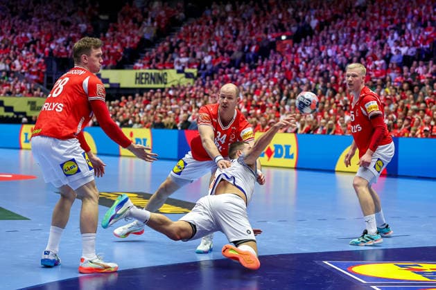 20.01.2026, Handball, Men s EHF EURO 2026, Dänemark - Portugal, Jyske Bank Boxen in Herning, Dänemark, Preliminary Round: Lasse Bredekjaer Andersson (Denmark 28) Simon Hald Jensen (Denmark 34) Magnus Saugstrup Jensen (Denmark 15) im Zweikampf gegen Martim Mota Costa (Portugal 79) Dänemark
