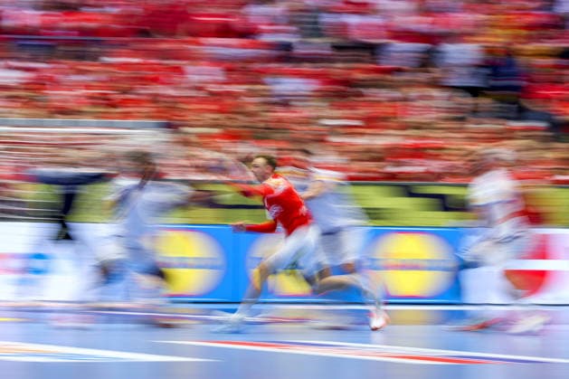 20.01.2026, Handball, Men s EHF EURO 2026, Dänemark - Portugal, Jyske Bank Boxen in Herning, Dänemark, Preliminary Round: Dynamic Feature of players fighting for the ball on the field. Mathias Gidsel (Denmark 19) Dänemark