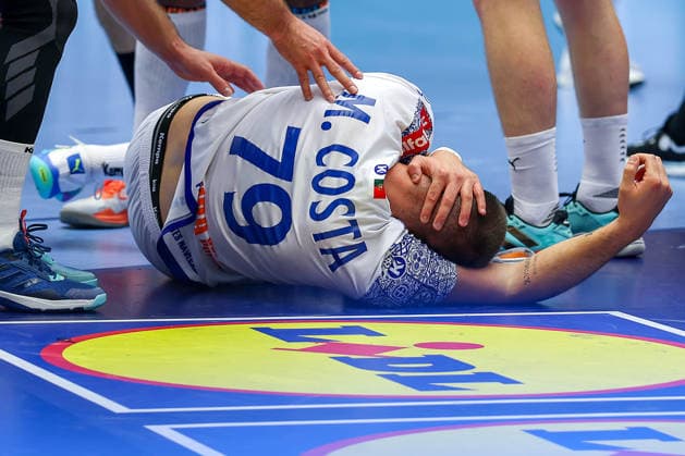 20.01.2026, Handball, Men s EHF EURO 2026, Dänemark - Portugal, Jyske Bank Boxen in Herning, Dänemark, Preliminary Round: xd79 mit Schmerzen auf dem Spielfeld liegend Dänemark