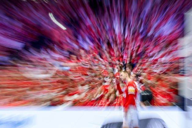 20.01.2026, Handball, Men s EHF EURO 2026, Dänemark - Portugal, Jyske Bank Boxen in Herning, Dänemark, Preliminary Round: Dynamic Feature of spectators on the grandstand behind Mathias Gidsel (Denmark 19) Dänemark