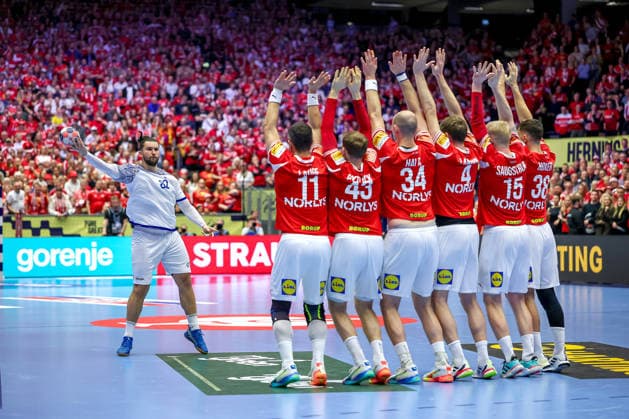 20.01.2026, Handball, Men s EHF EURO 2026, Dänemark - Portugal, Jyske Bank Boxen in Herning, Dänemark, Preliminary Round: Luis Diogo Sousa Frade (Portugal 82) wirft den Ball auf die dänische Mauer aus Rasmus Lauge Schmidt (Denmark 11) xd23 Simon Hald Jensen (Denmark 34) Magnus Landin Jacobsen (Denmark 04) Magnus Saugstrup Jensen (Denmark 15) Mads Hoxer Hangaard (Denmark 38) Dänemark