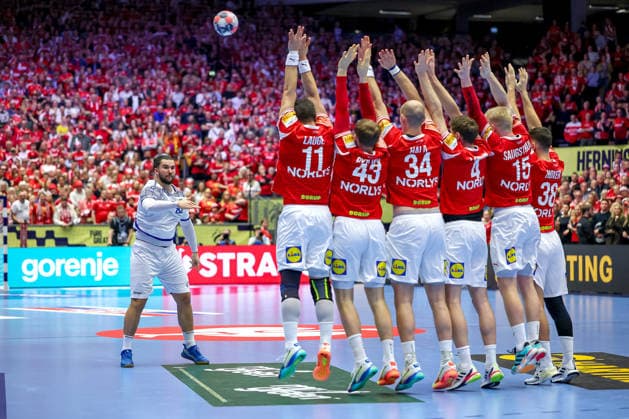 20.01.2026, Handball, Men s EHF EURO 2026, Dänemark - Portugal, Jyske Bank Boxen in Herning, Dänemark, Preliminary Round: Luis Diogo Sousa Frade (Portugal 82) wirft den Ball auf die dänische Mauer aus Rasmus Lauge Schmidt (Denmark 11) xd23 Simon Hald Jensen (Denmark 34) Magnus Landin Jacobsen (Denmark 04) Magnus Saugstrup Jensen (Denmark 15) Mads Hoxer Hangaard (Denmark 38) Dänemark