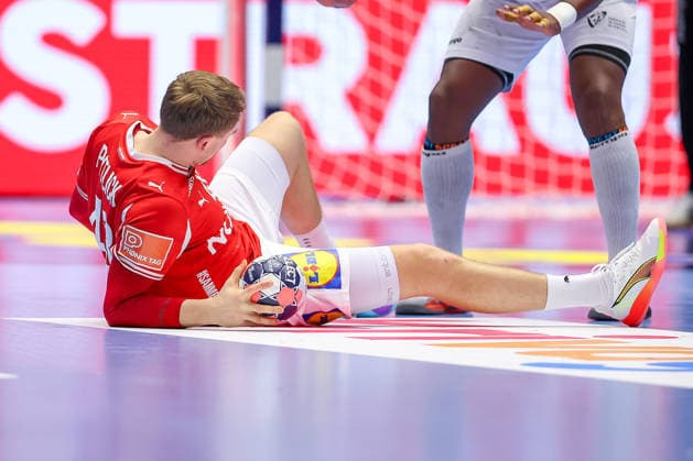 20.01.2026, Handball, Men s EHF EURO 2026, Dänemark - Portugal, Jyske Bank Boxen in Herning, Dänemark, Preliminary Round: Simon Bogetoft Pytlick (Denmark 43) liegt auf dem SPielfeld Dänemark