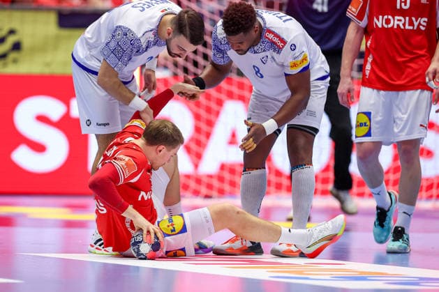 20.01.2026, Handball, Men s EHF EURO 2026, Dänemark - Portugal, Jyske Bank Boxen in Herning, Dänemark, Preliminary Round: Simon Bogetoft Pytlick (Denmark 43) liegt auf dem SPielfeld Dänemark
