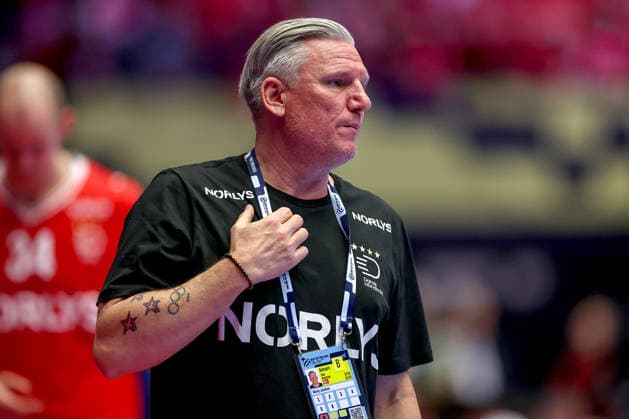 20.01.2026, Handball, Men s EHF EURO 2026, Dänemark - Portugal, Jyske Bank Boxen in Herning, Dänemark, Preliminary Round: Headcoach Nikolaj Jacobsen (Denmark hc) gestikulierend am Spielfeldrand Dänemark