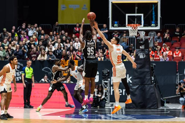 GER, BKT EuroCup, Saison 2025 2026, Niners Chemnitz - Cosea JL Bourg-en-Bresse. 20.01.2026, Messe, Chemnitz, GER, BKT EuroCup, Saison 2025 2026, Niners Chemnitz - Cosea JL Bourg-en-Bresse. Adam Mokoka (Cosea JL Bourg-en-Bresse 95), Yordan Minchev (Niners Chemnitz, 91) Foto Alexander Trienitz Chemnitz Messe Sachsen Deutschland