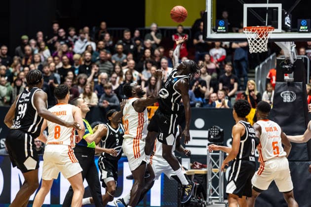 GER, BKT EuroCup, Saison 2025 2026, Niners Chemnitz - Cosea JL Bourg-en-Bresse. 20.01.2026, Messe, Chemnitz, GER, BKT EuroCup, Saison 2025 2026, Niners Chemnitz - Cosea JL Bourg-en-Bresse. Both Gach (Cosea JL Bourg-en-Bresse 11), Amadou Sow (Niners Chemnitz, 12) Foto Alexander Trienitz Chemnitz Messe Sachsen Deutschland