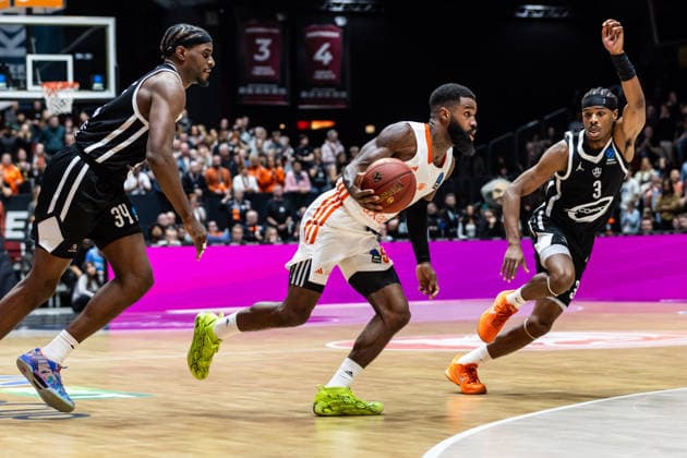 GER, BKT EuroCup, Saison 2025 2026, Niners Chemnitz - Cosea JL Bourg-en-Bresse. 20.01.2026, Messe, Chemnitz, GER, BKT EuroCup, Saison 2025 2026, Niners Chemnitz - Cosea JL Bourg-en-Bresse. Corey Davis Jr. (Niners Chemnitz, 5), Assemian Moulare (Cosea JL Bourg-en-Bresse 3) Foto Alexander Trienitz Chemnitz Messe Sachsen Deutschland