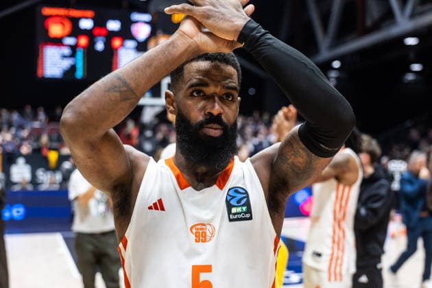GER, BKT EuroCup, Saison 2025 2026, Niners Chemnitz - Cosea JL Bourg-en-Bresse. 20.01.2026, Messe, Chemnitz, GER, BKT EuroCup, Saison 2025 2026, Niners Chemnitz - Cosea JL Bourg-en-Bresse. Corey Davis Jr. (Niners Chemnitz, 5) bedankt sich bei den Fans Foto Alexander Trienitz Chemnitz Messe Sachsen Deutschland