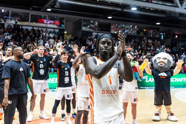GER, BKT EuroCup, Saison 2025 2026, Niners Chemnitz - Cosea JL Bourg-en-Bresse. 20.01.2026, Messe, Chemnitz, GER, BKT EuroCup, Saison 2025 2026, Niners Chemnitz - Cosea JL Bourg-en-Bresse. Aher Uguak (Niners Chemnitz, 1) bedankt sich bei den Fans Foto Alexander Trienitz Chemnitz Messe Sachsen Deutschland