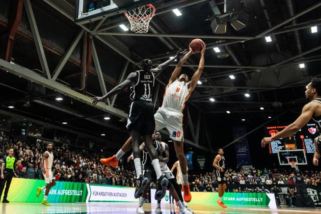 GER, BKT EuroCup, Saison 2025 2026, Niners Chemnitz - Cosea JL Bourg-en-Bresse. 20.01.2026, Messe, Chemnitz, GER, BKT EuroCup, Saison 2025 2026, Niners Chemnitz - Cosea JL Bourg-en-Bresse. Kevin Yebo (Niners Chemnitz, 0), Both Gach (Cosea JL Bourg-en-Bresse 11) Foto Alexander Trienitz Chemnitz Messe Sachsen Deutschland