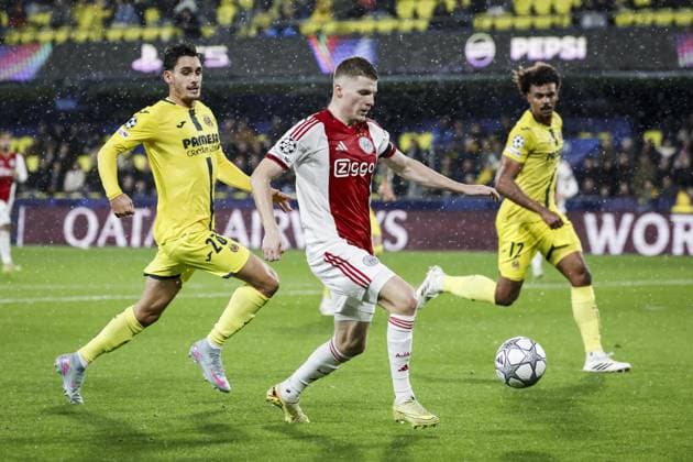 VILLARREAL - (l-r) Sergi Cardona of Villarreal CF and Anton Gaaei of AFC Ajax and Renato Veiga of Villarreal CF during the UEFA Champions League match between Villarreal CF and AFC Ajax at Estadio de la Ceramic on January 20, 2026 in Villarreal, Spain. BAS CZERWINSKI ANP UEFA Champions League 2025 26 League Phase MD7 2025-2026 xVIxANPxSportx xxANPxIVx 548104426 originalFilename: 548104426.jpg