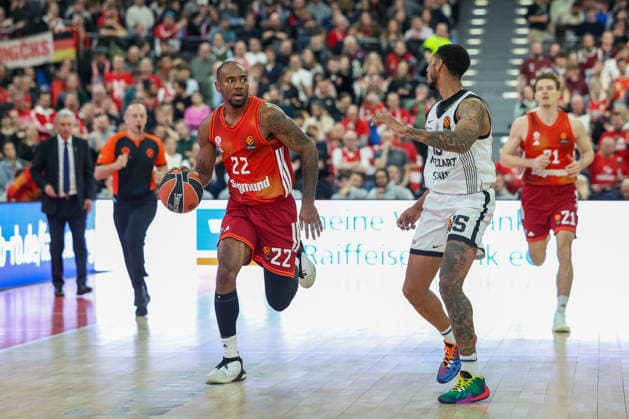 Isiaha Mike (FC Bayern Basketball, 22) mit Cameron Payne (Partizan Mozzart Bet Belgrad, 15), GER, FC Bayern Basketball vs. Partizan Mozzart Bet Belgrad, Basketball, Euroleague, 23. Spieltag, Saison 2025 2026, 20.01.2026, GER, FC Bayern Basketball vs. Partizan Mozzart Bet Belgrad, Basketball, Euroleague, 23. Spieltag, Saison 2025 2026, 20.01.2026 Muenchen Copyright: xEibner-Pressefoto JennixMaulx EP_JML