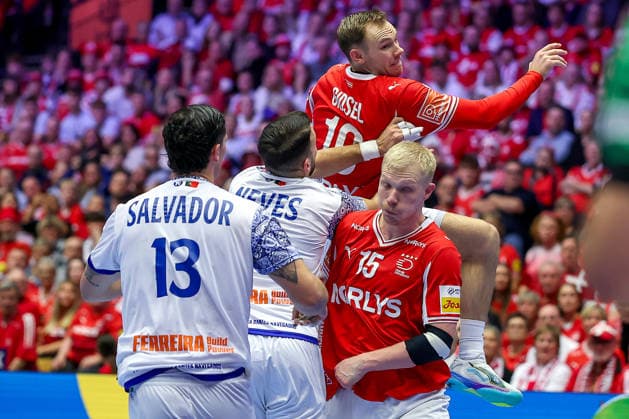20.01.2026, Handball, Men s EHF EURO 2026, Dänemark - Portugal, Jyske Bank Boxen in Herning, Dänemark, Preliminary Round: Mathias Gidsel (Denmark 19) Magnus Saugstrup Jensen (Denmark 15) im Zweikampf gegen Rocha Nogueira (Portugal 13) Dänemark