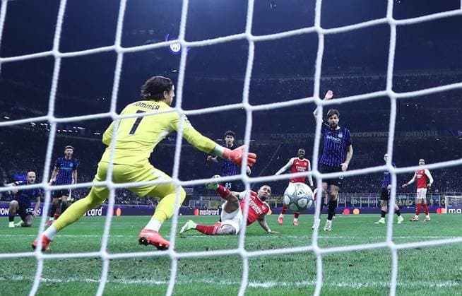 Gabriel Jesus of Arsenal scores the opening goal pats Yann Sommer of Inter Milan Inter Milan v Arsenal, UEFA Champions League, Group Stage, Football, San Siro, Milan, Italy - 20 Jan 2026Milan San Siro Italy EDITORIAL USE ONLY No use with unauthorised audio, video, data, fixture lists, club league logos or live services. Online in-match use limited to 120 images, no video emulation. No use in betting, games or single club league player publications. Copyright: xMichaelxZemanek Shutterstockx 16348333ah