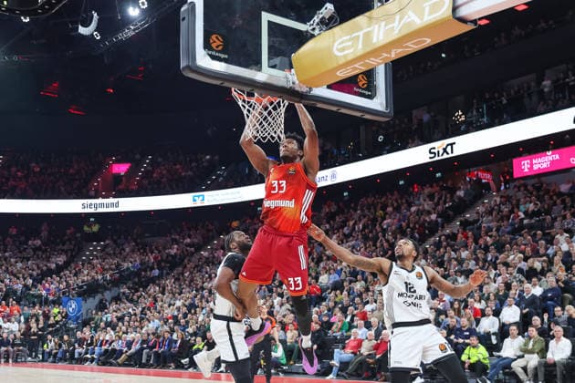 Dunk David McCormack (FC Bayern Basketball, 33), mit Sterling Brown (Partizan Mozzart Bet Belgrad, 12) und Bruno Fernando (Partizan Mozzart Bet Belgrad, 24), GER, FC Bayern Basketball vs. Partizan Mozzart Bet Belgrad, Basketball, Euroleague, 23. Spieltag, Saison 2025 2026, 20.01.2026, GER, FC Bayern Basketball vs. Partizan Mozzart Bet Belgrad, Basketball, Euroleague, 23. Spieltag, Saison 2025 2026, 20.01.2026 Muenchen Copyright: xEibner-Pressefoto JennixMaulx EP_JML