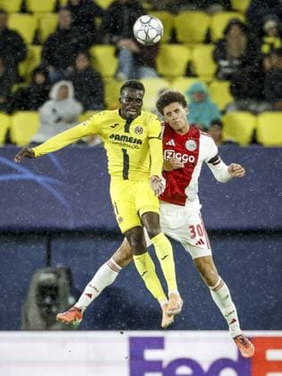 VILLARREAL - (l-r) Tani Oluwaseyi of Villarreal CF and Aaron Bouwman of AFC Ajax during the UEFA Champions League match between Villarreal CF and AFC Ajax at Estadio de la Ceramic on January 20, 2026 in Villarreal, Spain. BAS CZERWINSKI ANP UEFA Champions League 2025 26 League Phase MD7 2025-2026 xVIxANPxSportx xxANPxIVx 548105246 originalFilename: 548105246.jpg