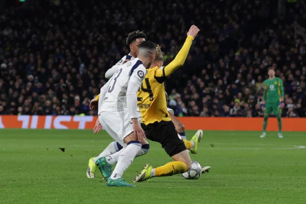 20.01.2026, xgrfx, Fussball UEFA Champions League , Tottenham Hotspur - Borussia Dortmund v.l. Rote Karte, Daniel Svensson (Borussia Dortmund) (DFL DFB REGULATIONS PROHIBIT ANY USE OF PHOTOGRAPHS as IMAGE SEQUENCES and or QUASI-VIDEO) London