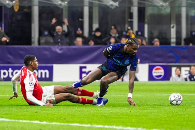 MILAN, ITALY - JANUARY 20: Marcus Thuram of Inter R) against Cristhian Mosquera of Arsenal L) during the UEFA Champions League 2025 26 League Phase MD7 match between FC Internazionale Milano and Arsenal FC at Stadio San Siro on January 20, 2026 in Milan, Italy. Milan Stadio San Siro Italy Copyright: xJustPictures.ch JarixPestelaccix jp-en-EuSpIm-JP4_JAR_Inter_Arsenal_20Jan2026_10023