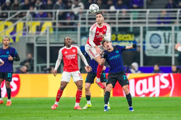 MILAN, ITALY - JANUARY 20: William Saliba of Arsenal C) against Nicolo Barella of Inter R) during the UEFA Champions League 2025 26 League Phase MD7 match between FC Internazionale Milano and Arsenal FC at Stadio San Siro on January 20, 2026 in Milan, Italy. Milan Stadio San Siro Italy Copyright: xJustPictures.ch JarixPestelaccix jp-en-EuSpIm-JP4_JAR_Inter_Arsenal_20Jan2026_10076