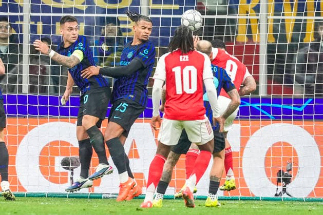 MILAN, ITALY - JANUARY 20: Gabriel Jesus of Arsenal R) scores his second goal while Lautaro Martinez of Inter L) and Nicolo Barella of Inter 2nd L) are watching him during the UEFA Champions League 2025 26 League Phase MD7 match between FC Internazionale Milano and Arsenal FC at Stadio San Siro on January 20, 2026 in Milan, Italy. Milan Stadio San Siro Italy Copyright: xJustPictures.ch JarixPestelaccix jp-en-EuSpIm-JP4_JAR_Inter_Arsenal_20Jan2026_10086