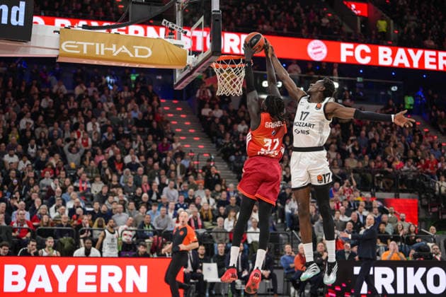 Basketball, Euroleague, 20260120, FC Bayern München - Partizan Mozzart Bet Belgrade. Im Bild v.l. David MCCORMACK (Bayern, 33) Korb, Isaac BONGA (Belgrad, 17). München SAP Garden Bayern Deutschland Copyright: Passion2Press.dex xMarkusxFischex
