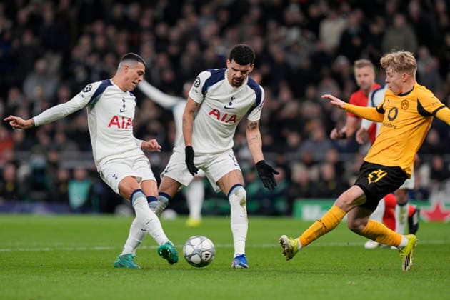 Tottenham Hotspur v Borussia Dortmund, North London, UK - 20 Jan 2026 Pedro Porro of Tottenham Hotspur competes for the ball with Daniel Svensson during the Champions League match between Tottenham and Borussia Dortmund at the Tottenham Hotspur Stadium, Tottenham, London on 20 January 2026. London Tottenham Hotspur Stadium London GBR Copyright: xStevexFlynn PPAUKx PPA-241865