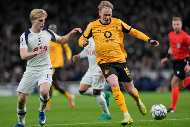 Tottenham Hotspur v Borussia Dortmund, North London, UK - 20 Jan 2026 Lucas Bergvall of Tottenham Hotspur competes for the ball with Julian Brandt of Borussia Dortmund during the Champions League match between Tottenham and Borussia Dortmund at the Tottenham Hotspur Stadium, Tottenham, London on 20 January 2026. London Tottenham Hotspur Stadium London GBR Copyright: xStevexFlynn PPAUKx PPA-241867