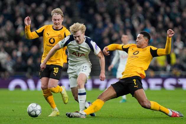 Tottenham Hotspur v Borussia Dortmund, North London, UK - 20 Jan 2026 Jobe Bellingham of Borussia Dortmund competes for the ball with Lucas Bergvall of Tottenham Hotspur during the Champions League match between Tottenham and Borussia Dortmund at the Tottenham Hotspur Stadium, Tottenham, London on 20 January 2026. London Tottenham Hotspur Stadium London GBR Copyright: xStevexFlynn PPAUKx PPA-241885